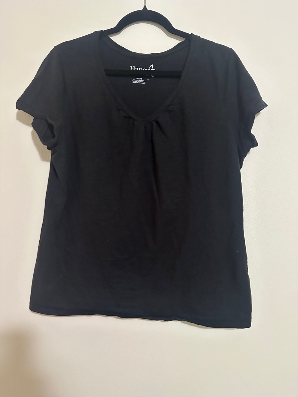 ♻️ Hanes Women's Black Short Sleeve V-Neck Top